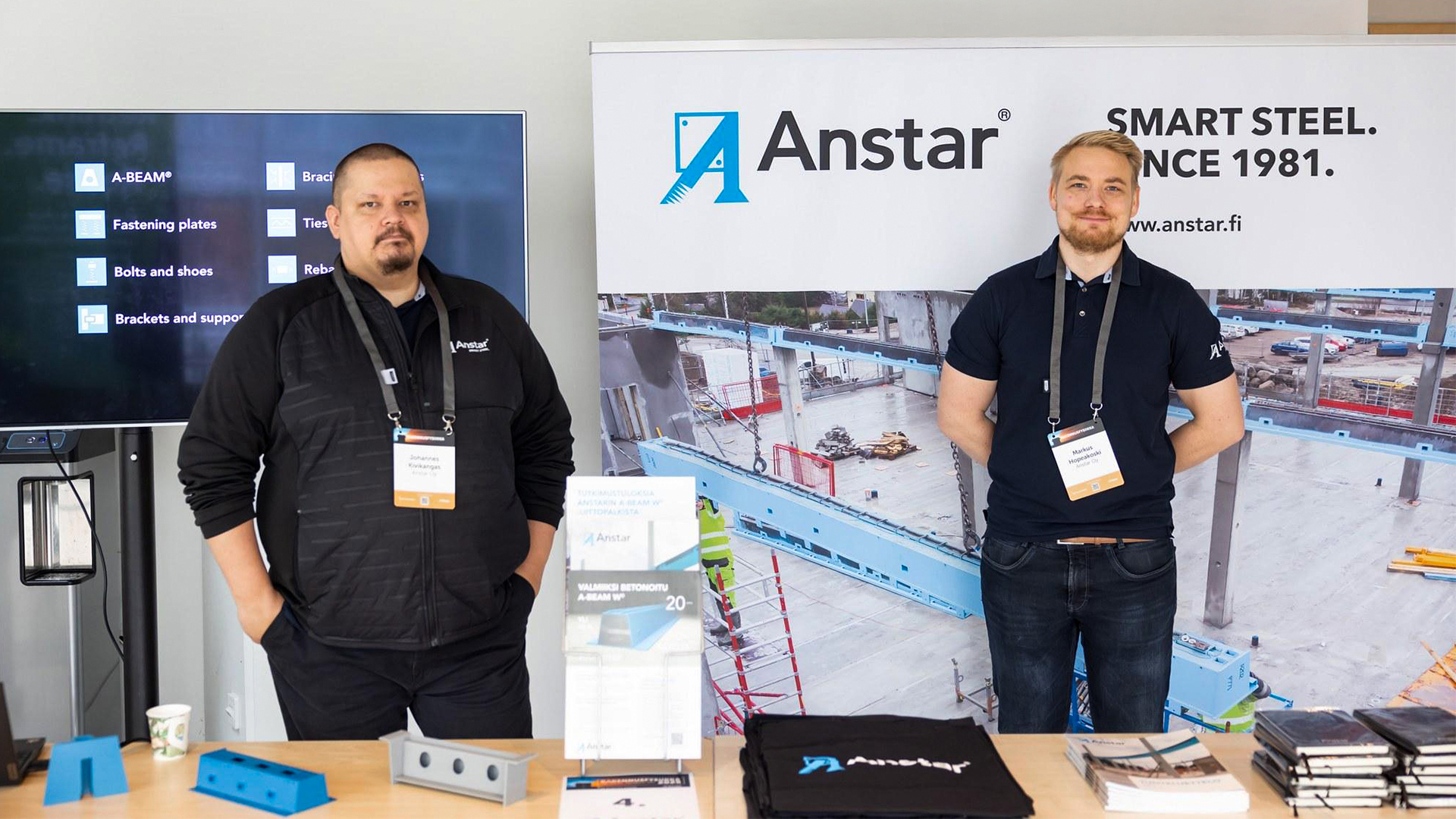 Anstar Oy:n henkilöstöä messuosastolla